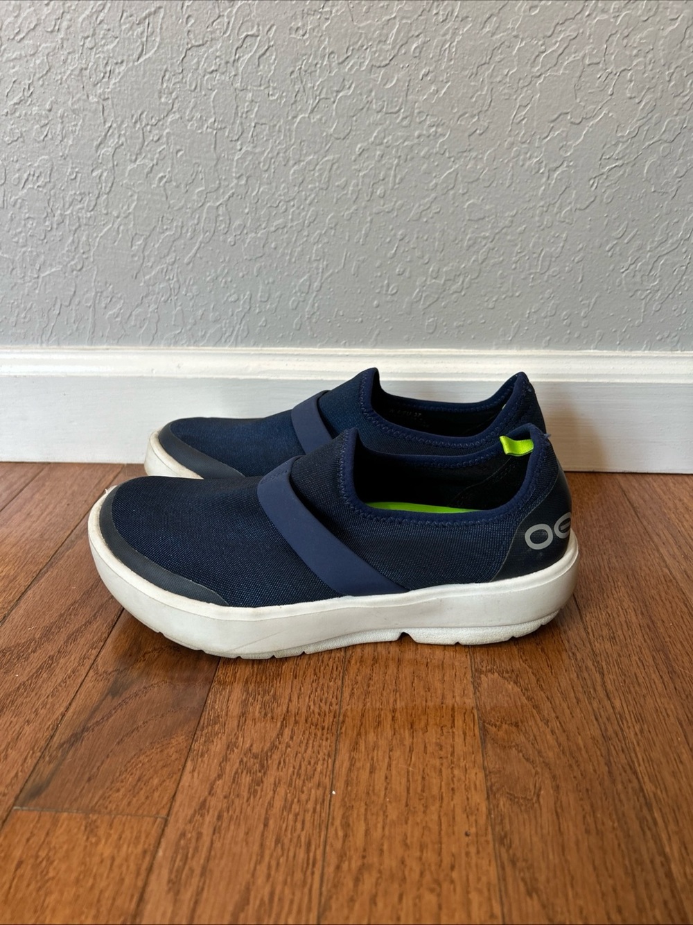 OOFOS Oomg Low Recovery Shoes Slip On Sneakers Women’s Size 6 Navy Blue